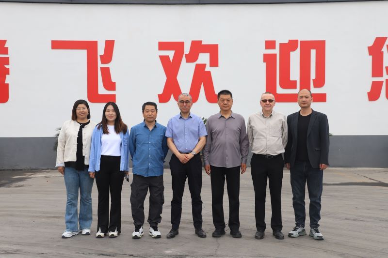 法孚集團客戶蒞臨大型鑄造加工廠家-騰飛鑄鋼！